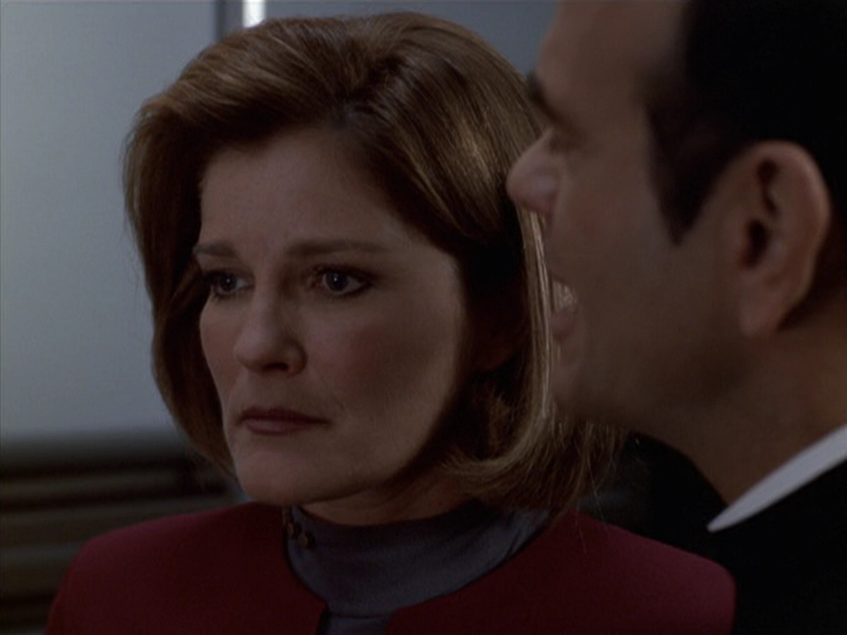 extant_StarTrek_VOY_6x11-FairHaven_03058.jpg