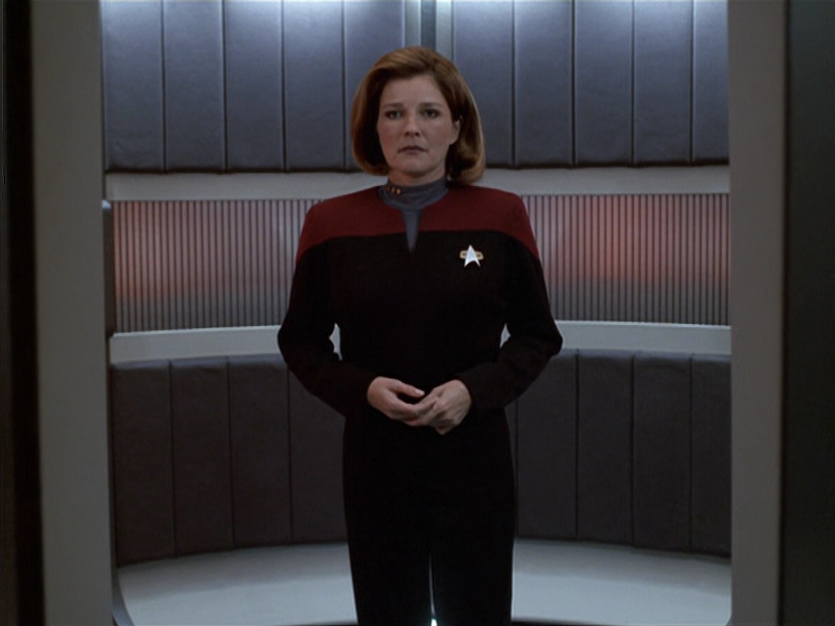 extant_StarTrek_VOY_6x11-FairHaven_03078.jpg