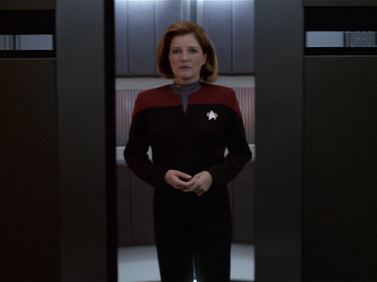 extant_StarTrek_VOY_6x11-FairHaven_03079.jpg
