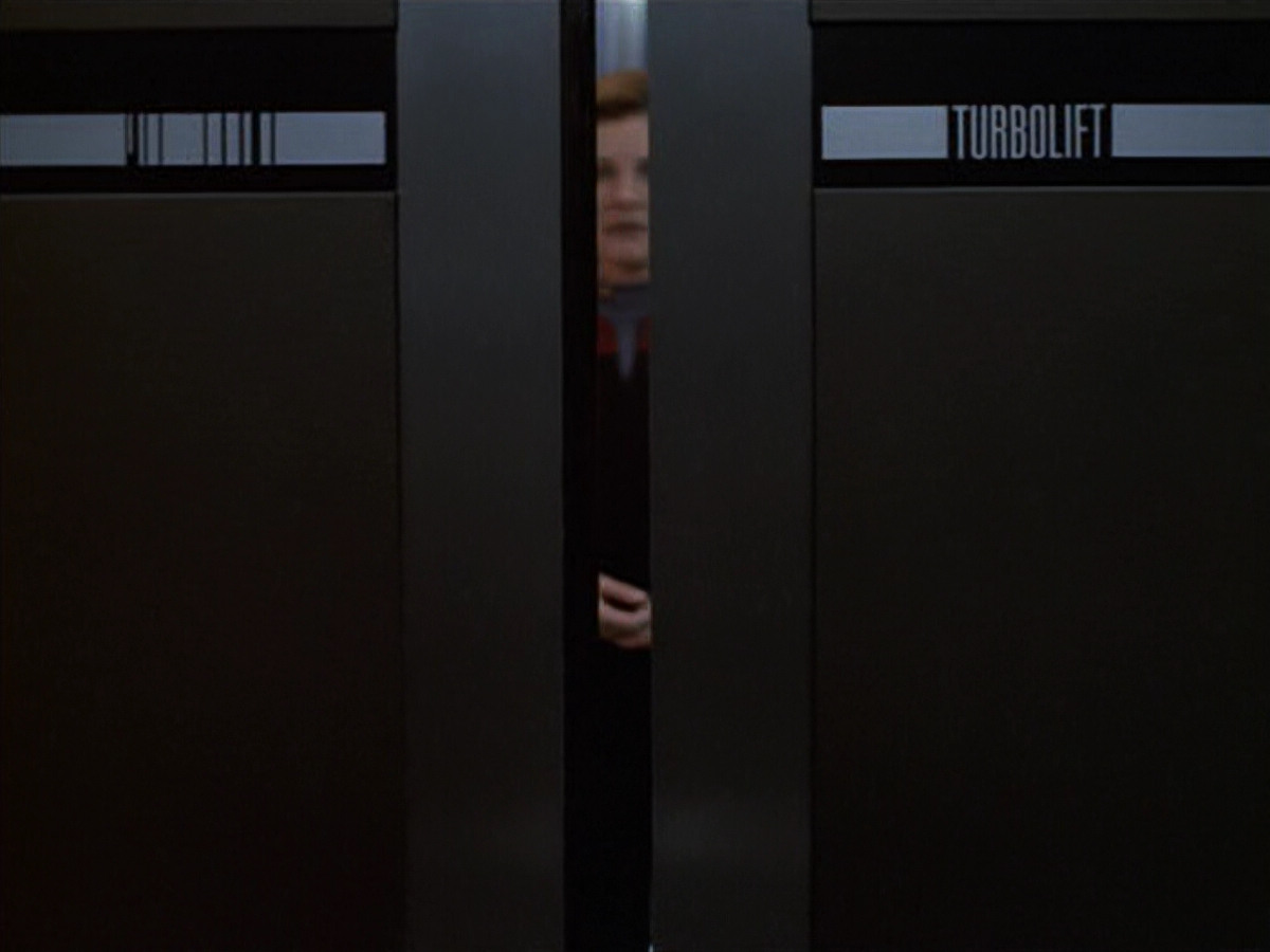 extant_StarTrek_VOY_6x11-FairHaven_03080.jpg