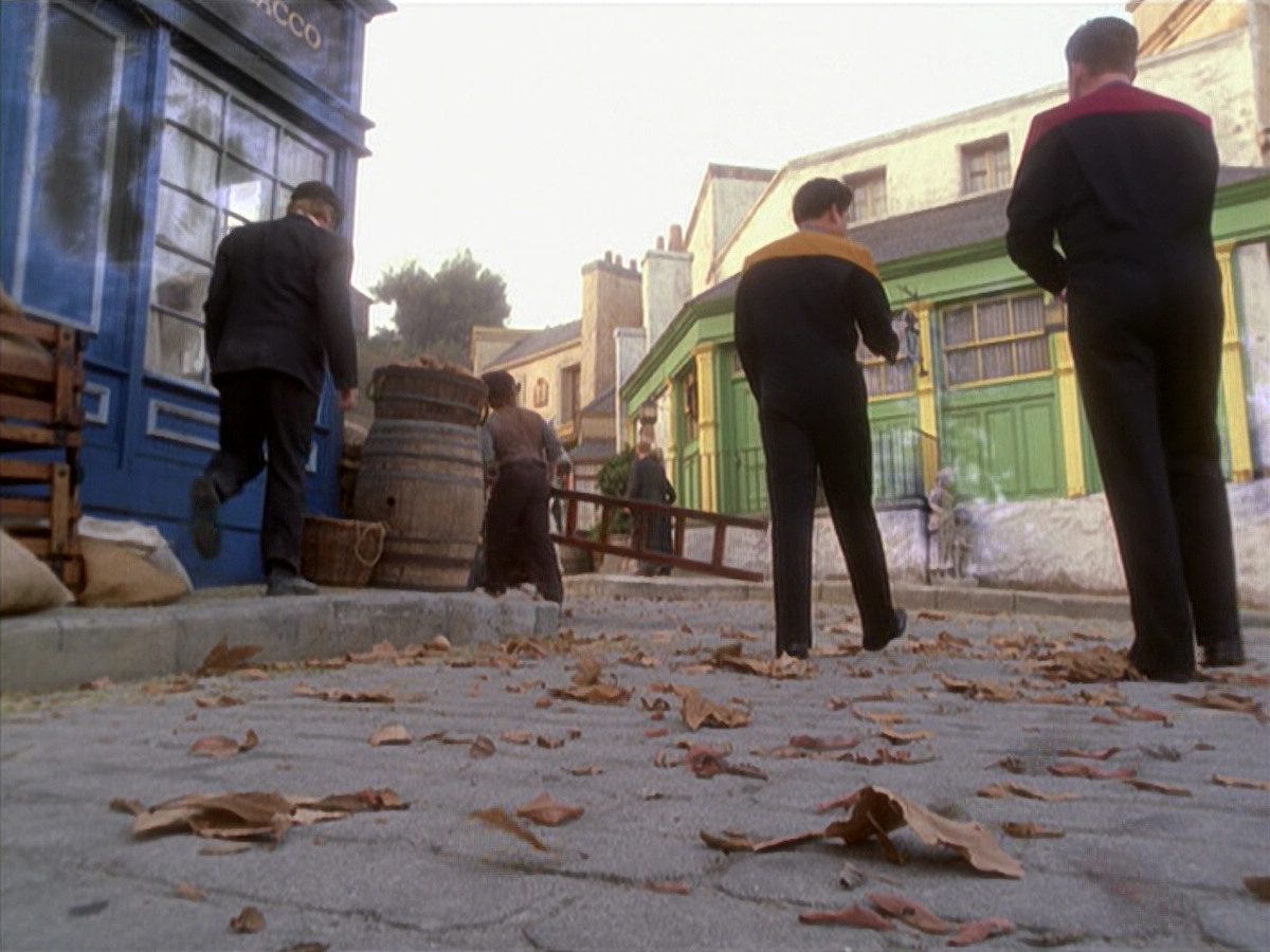 extant_StarTrek_VOY_6x11-FairHaven_03264.jpg