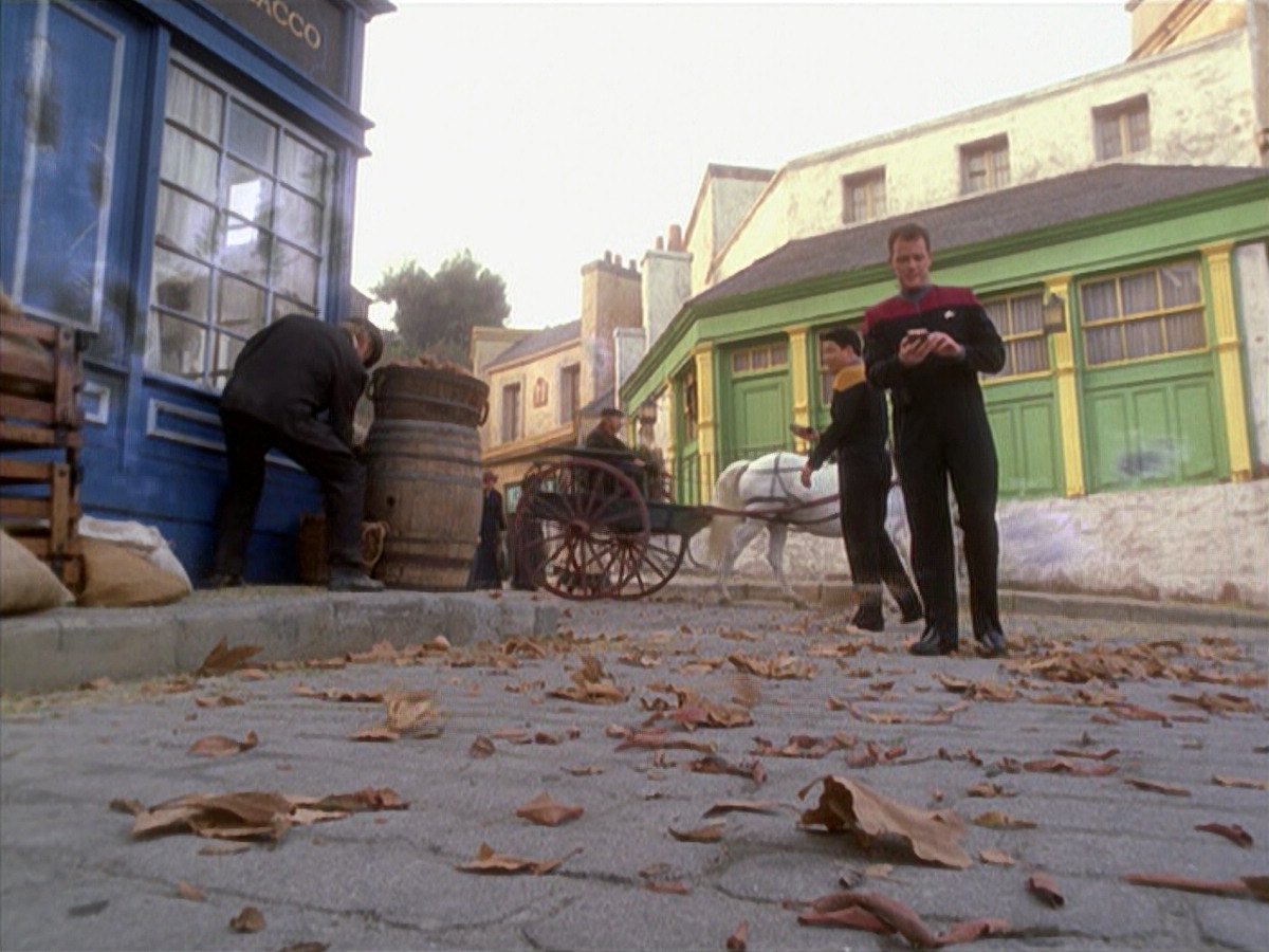 extant_StarTrek_VOY_6x11-FairHaven_03268.jpg