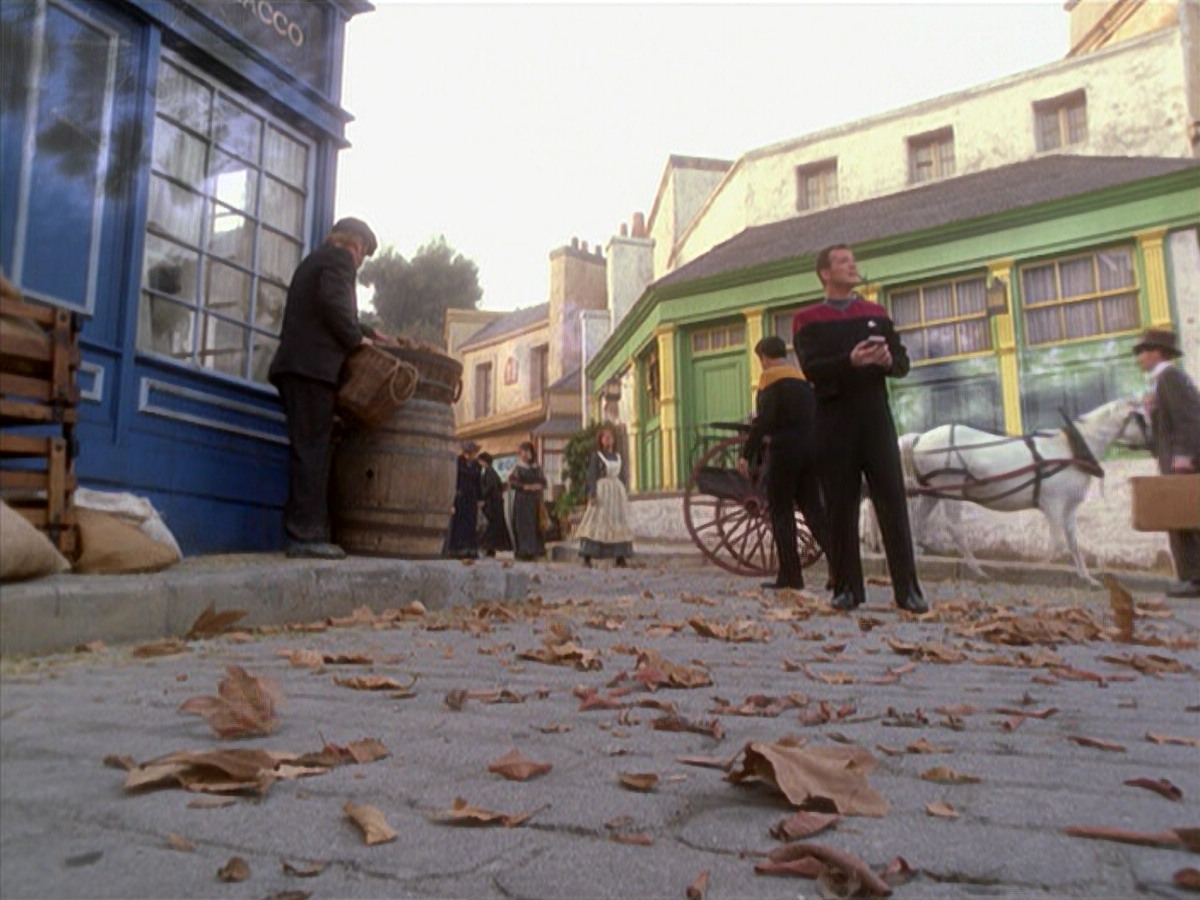 extant_StarTrek_VOY_6x11-FairHaven_03270.jpg