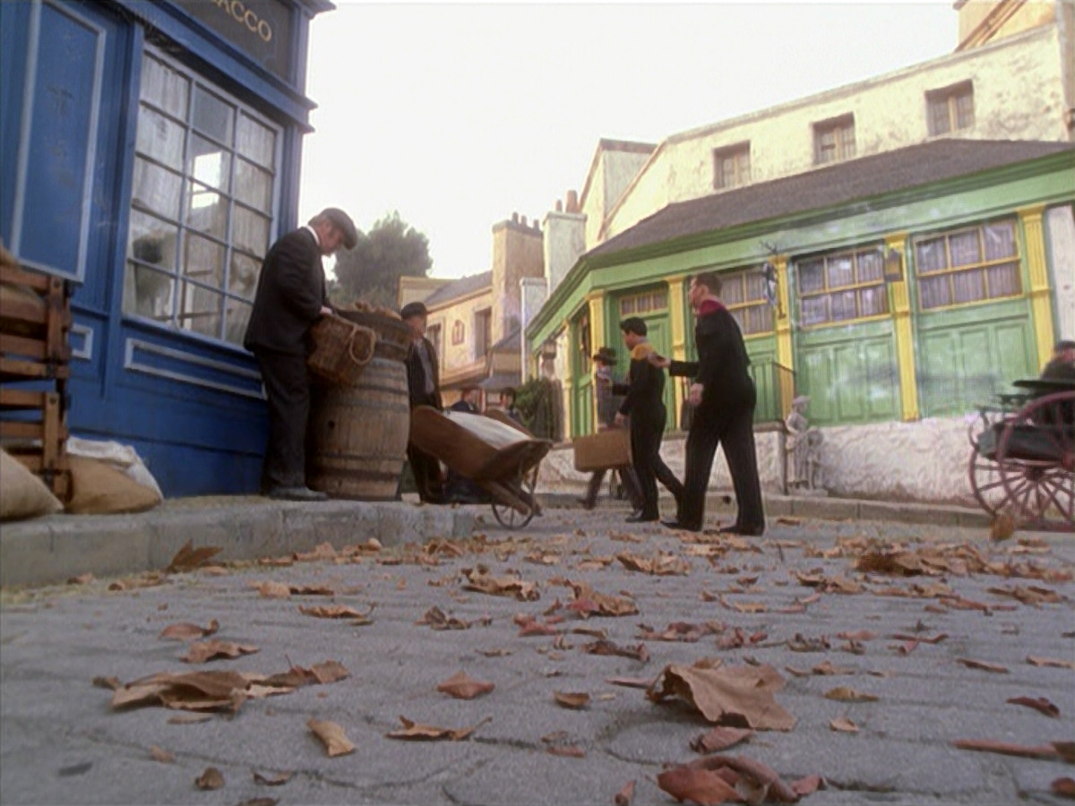 extant_StarTrek_VOY_6x11-FairHaven_03273.jpg