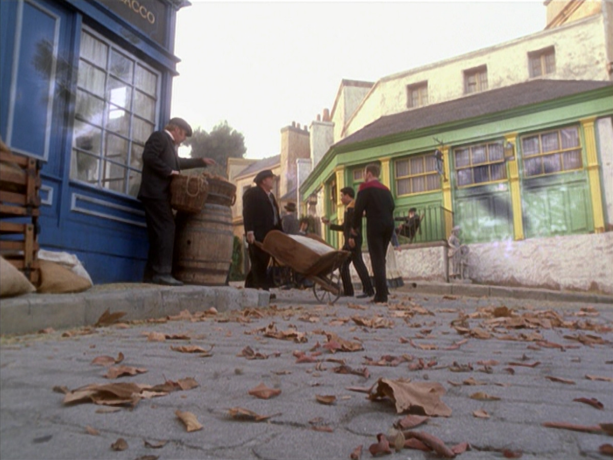 extant_StarTrek_VOY_6x11-FairHaven_03274.jpg