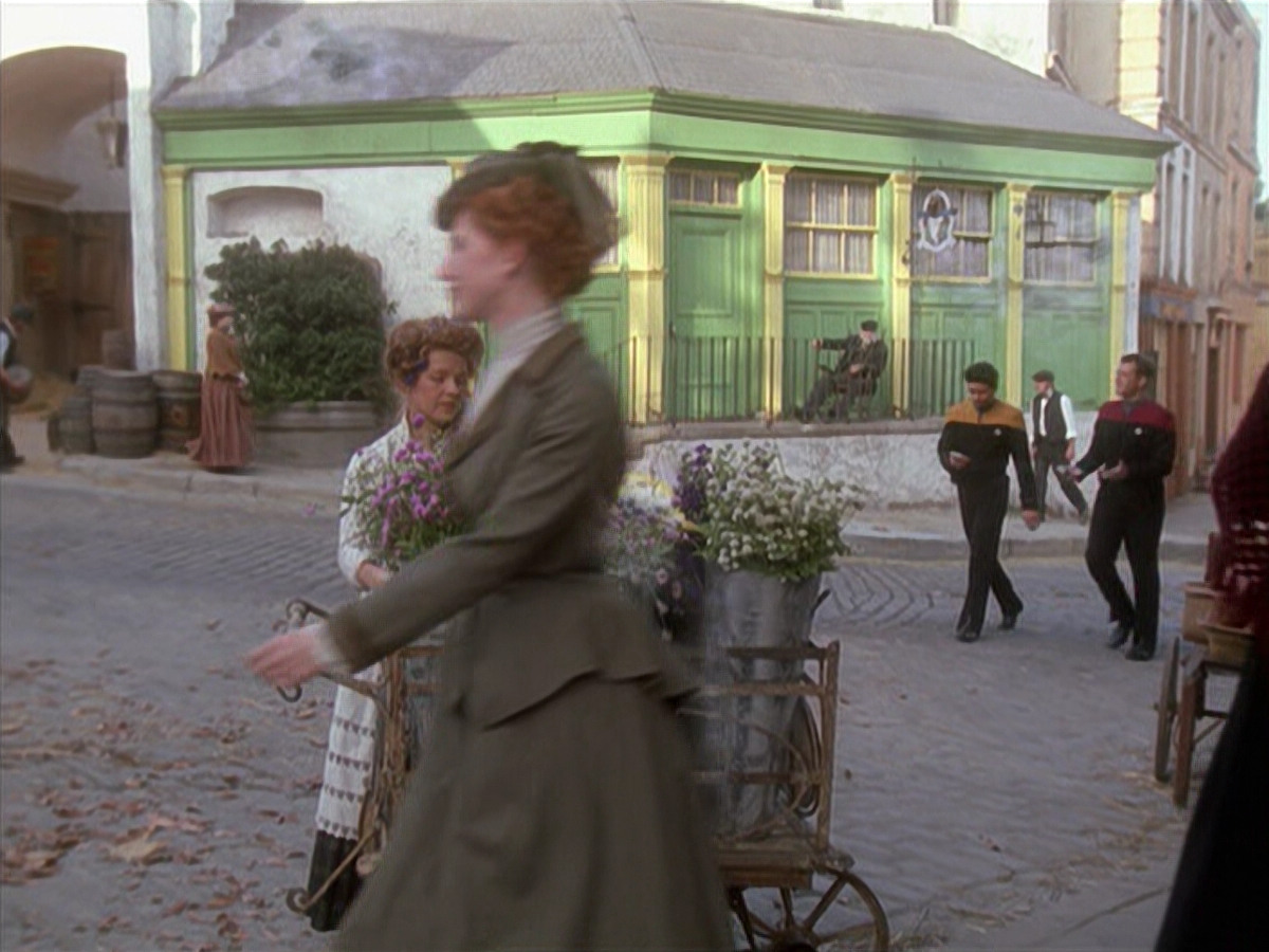 extant_StarTrek_VOY_6x11-FairHaven_03277.jpg