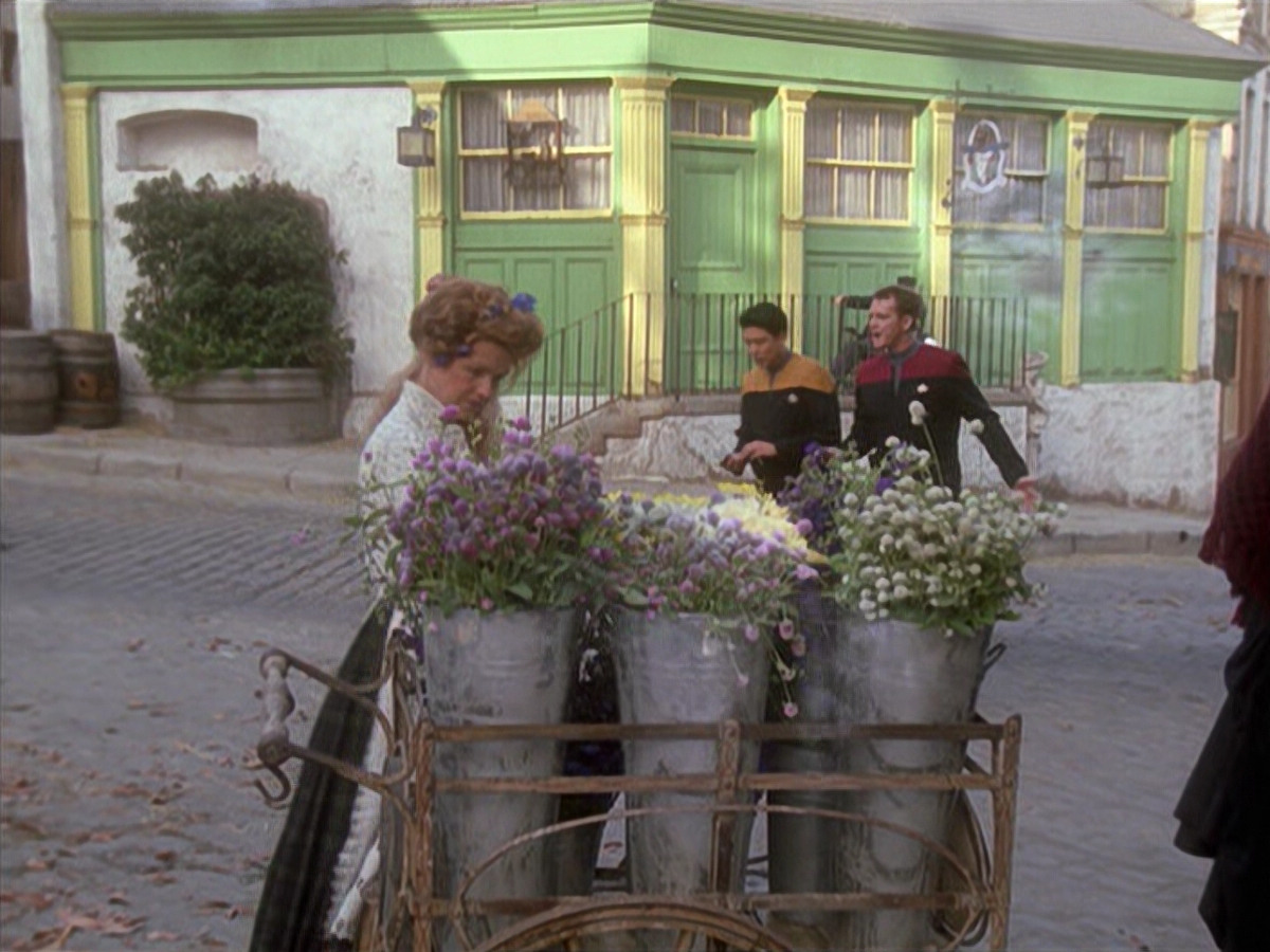 extant_StarTrek_VOY_6x11-FairHaven_03280.jpg