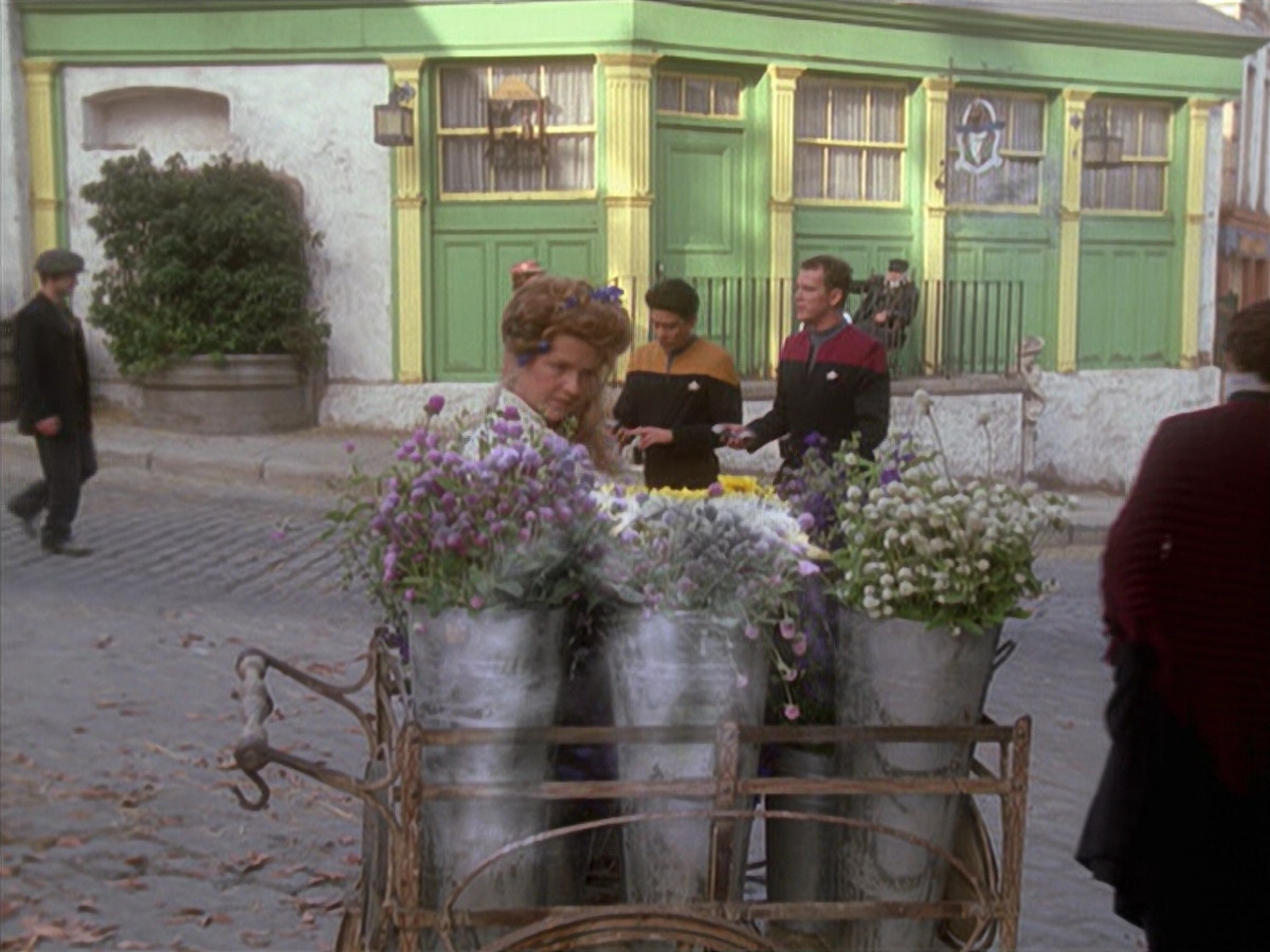 extant_StarTrek_VOY_6x11-FairHaven_03281.jpg