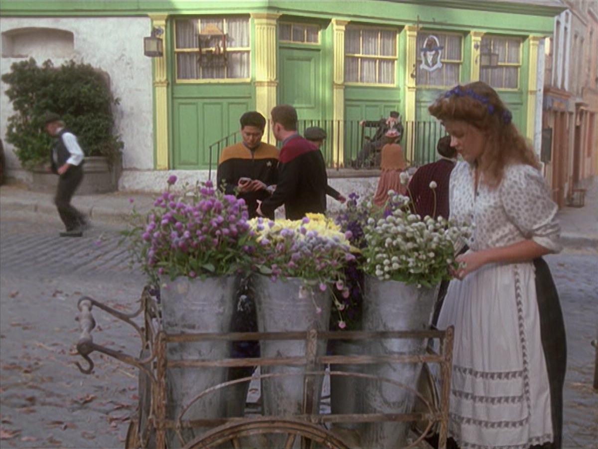 extant_StarTrek_VOY_6x11-FairHaven_03285.jpg