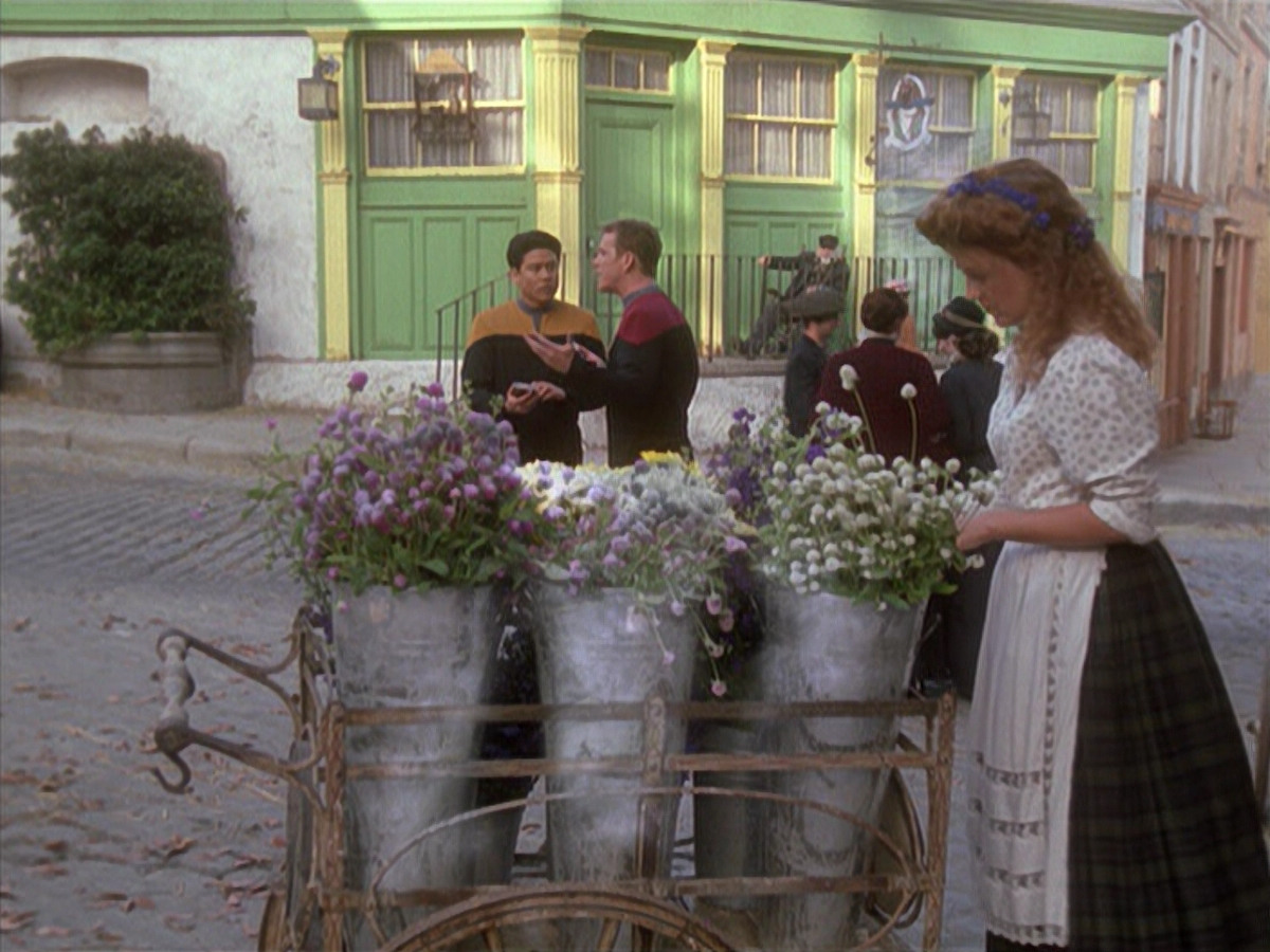 extant_StarTrek_VOY_6x11-FairHaven_03286.jpg