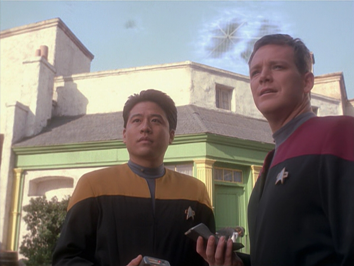 extant_StarTrek_VOY_6x11-FairHaven_03291.jpg