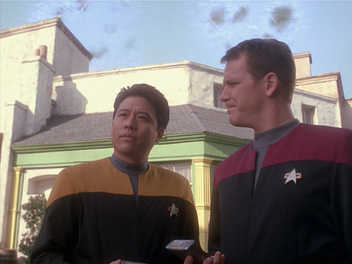 extant_StarTrek_VOY_6x11-FairHaven_03296.jpg