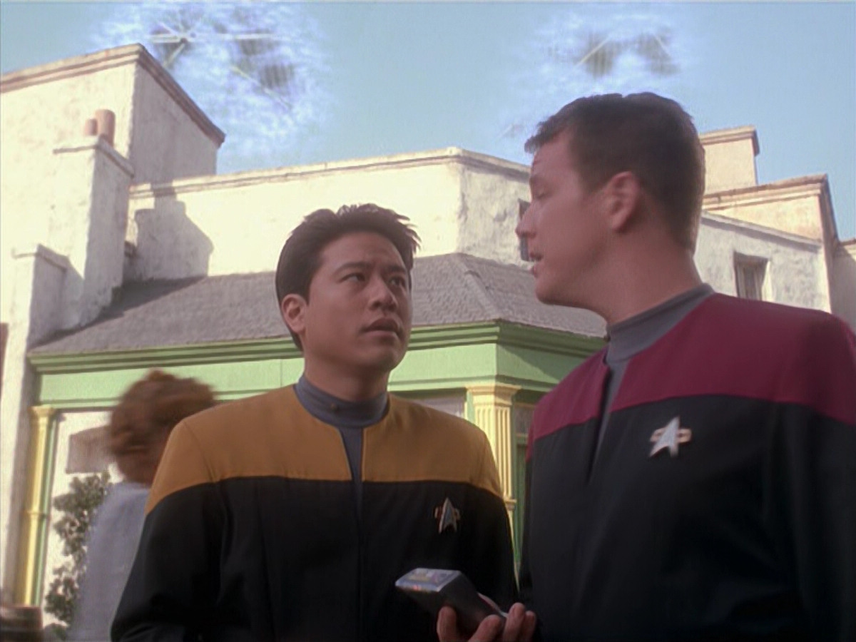 extant_StarTrek_VOY_6x11-FairHaven_03299.jpg