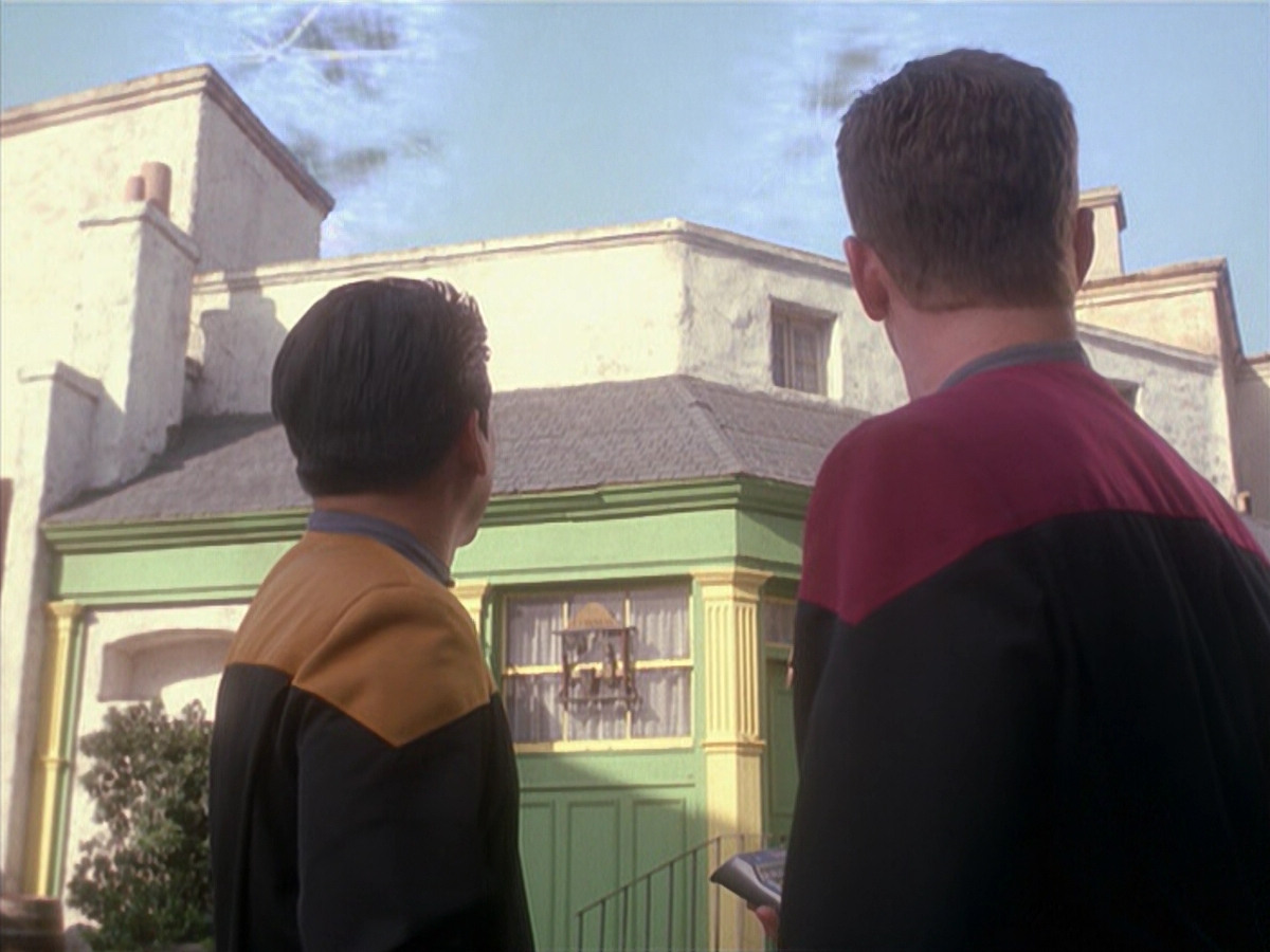 extant_StarTrek_VOY_6x11-FairHaven_03301.jpg