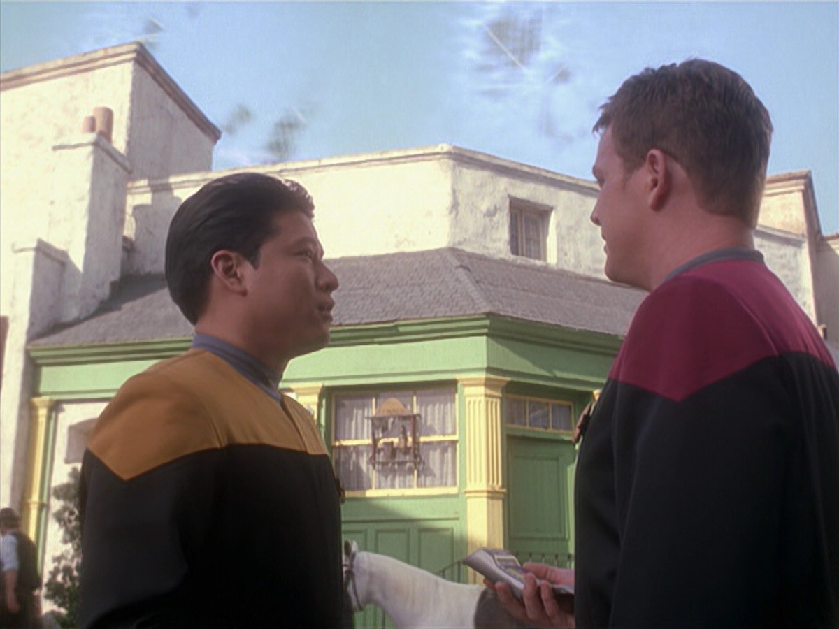 extant_StarTrek_VOY_6x11-FairHaven_03303.jpg