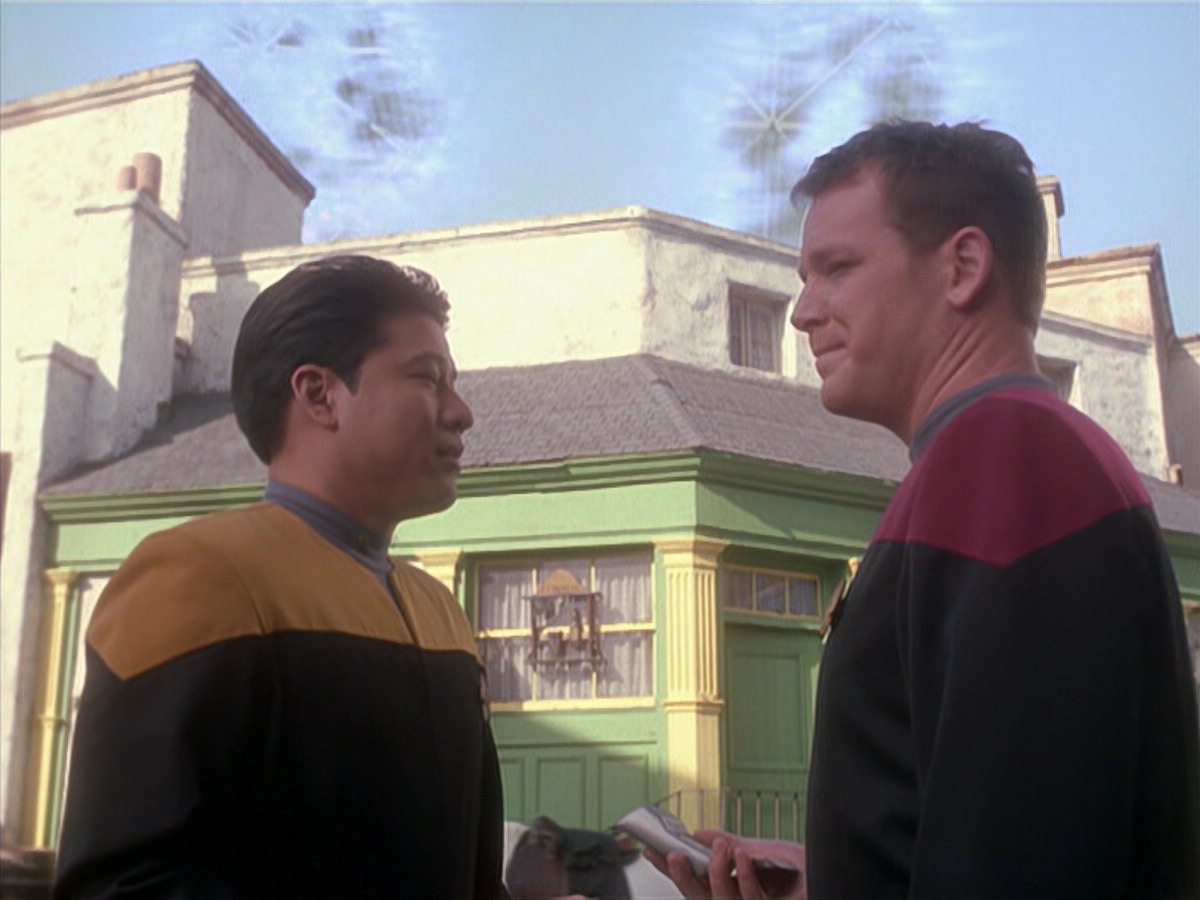 extant_StarTrek_VOY_6x11-FairHaven_03304.jpg