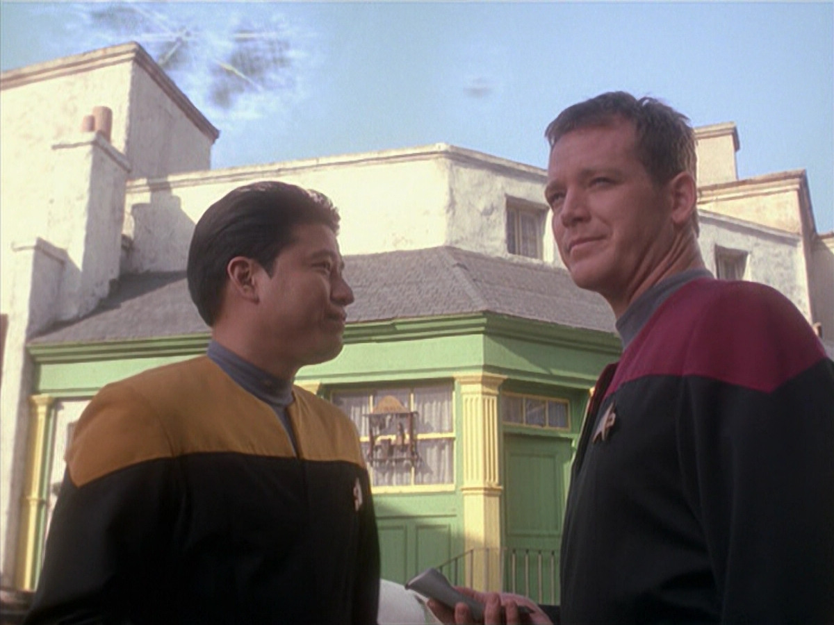 extant_StarTrek_VOY_6x11-FairHaven_03305.jpg