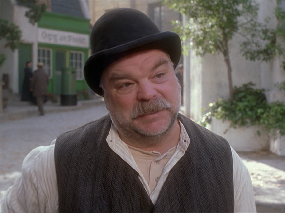 extant_StarTrek_VOY_6x11-FairHaven_03308.jpg