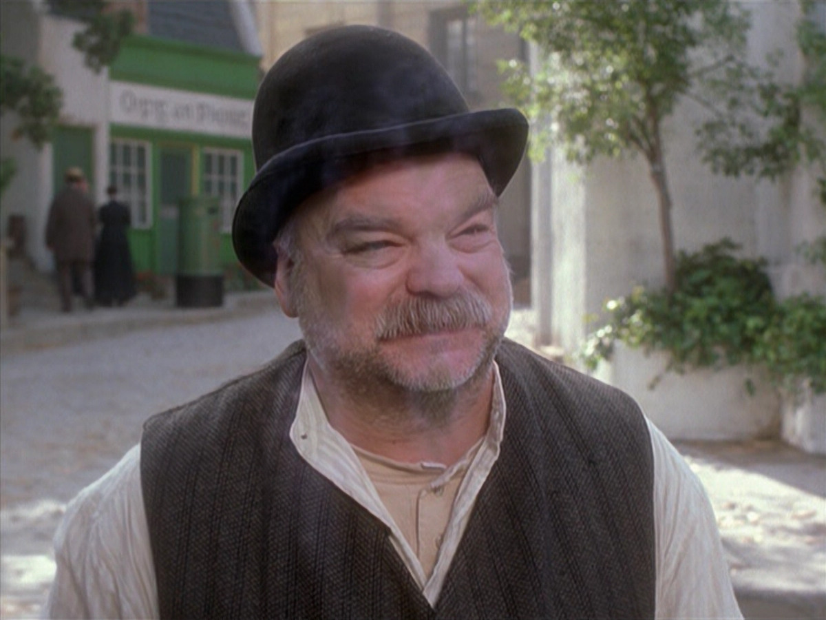 extant_StarTrek_VOY_6x11-FairHaven_03310.jpg