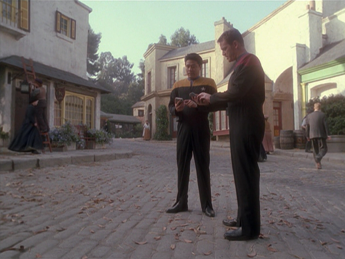 extant_StarTrek_VOY_6x11-FairHaven_03316.jpg