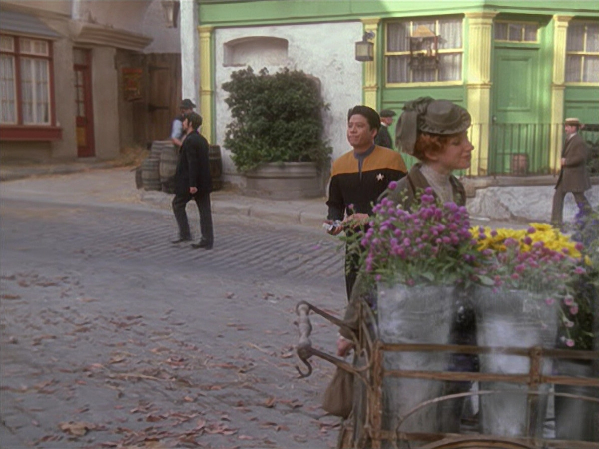extant_StarTrek_VOY_6x11-FairHaven_03326.jpg