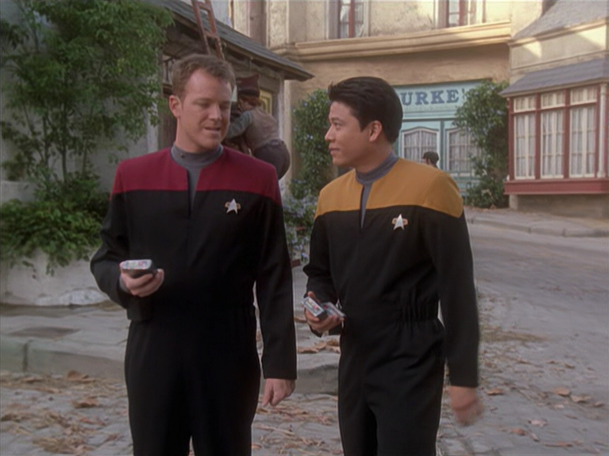 extant_StarTrek_VOY_6x11-FairHaven_03332.jpg