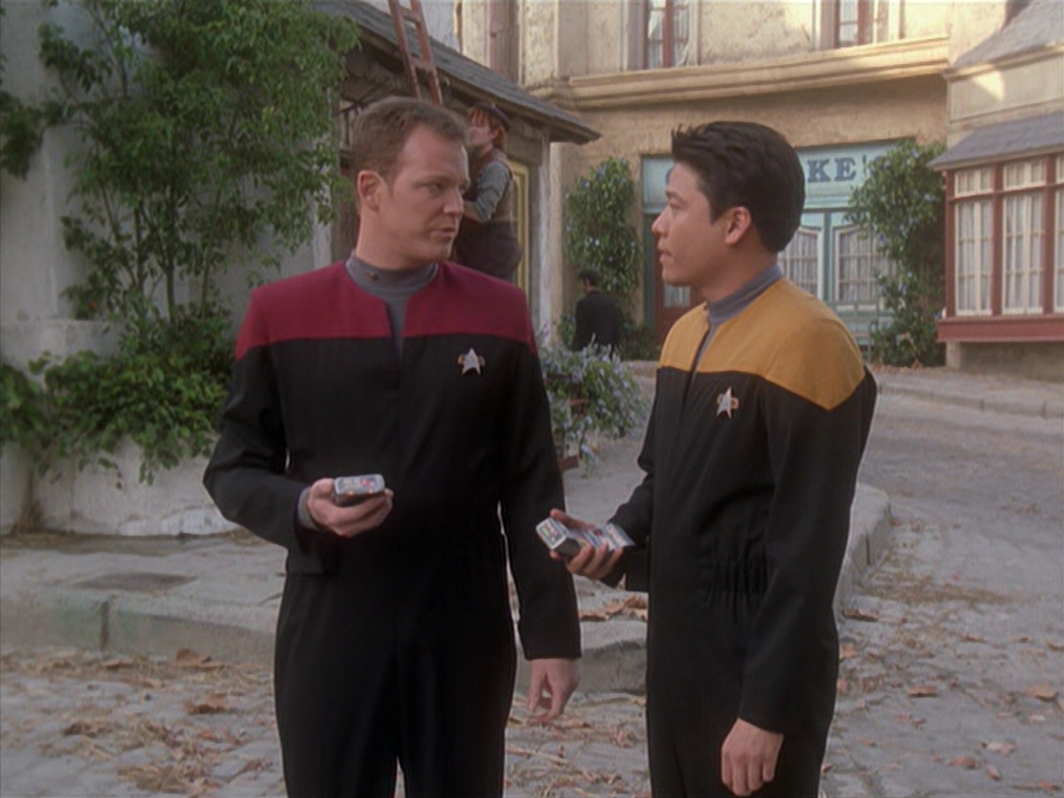 extant_StarTrek_VOY_6x11-FairHaven_03335.jpg