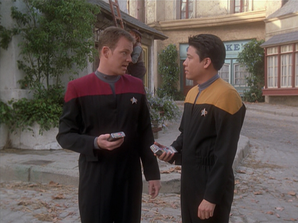 extant_StarTrek_VOY_6x11-FairHaven_03336.jpg