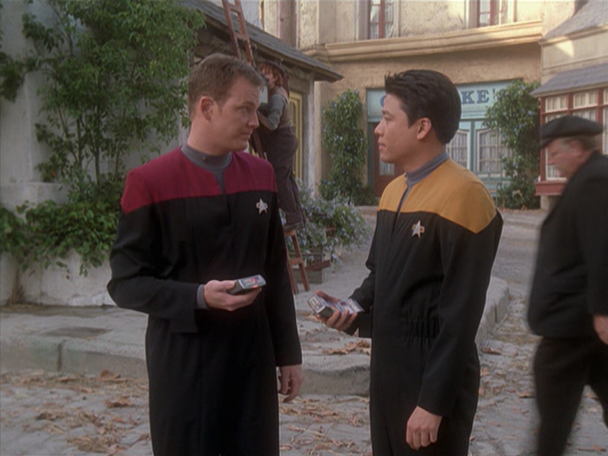 extant_StarTrek_VOY_6x11-FairHaven_03337.jpg