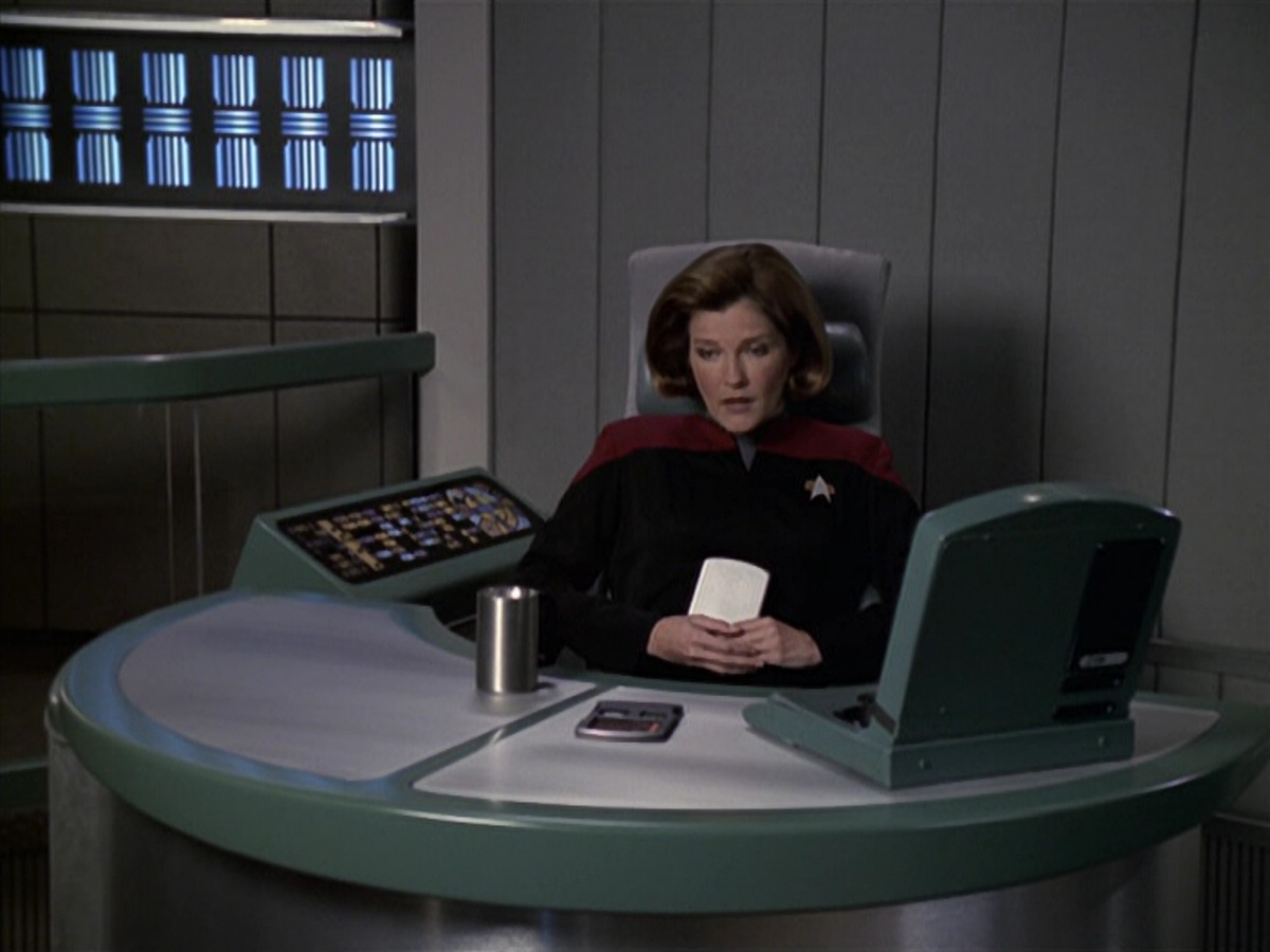 extant_StarTrek_VOY_6x11-FairHaven_03339.jpg