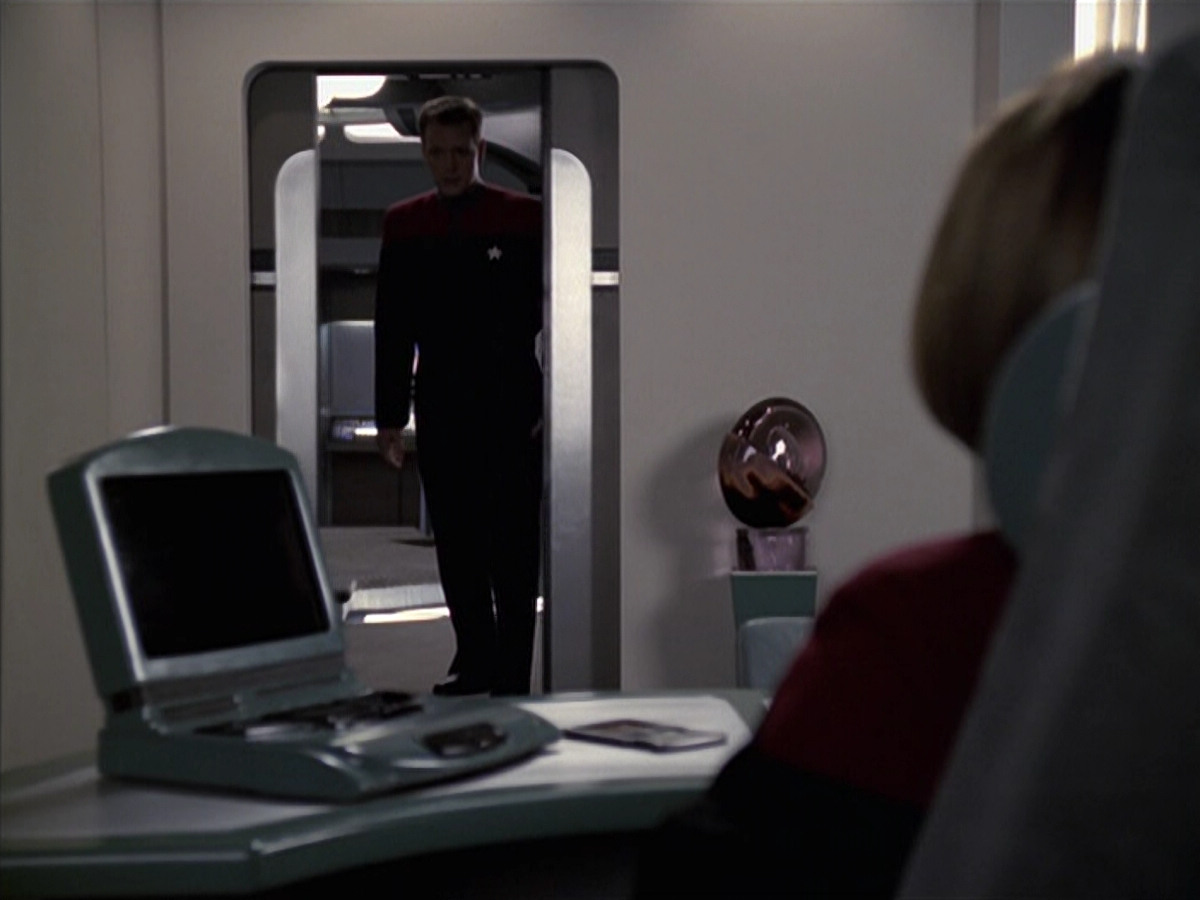 extant_StarTrek_VOY_6x11-FairHaven_03342.jpg
