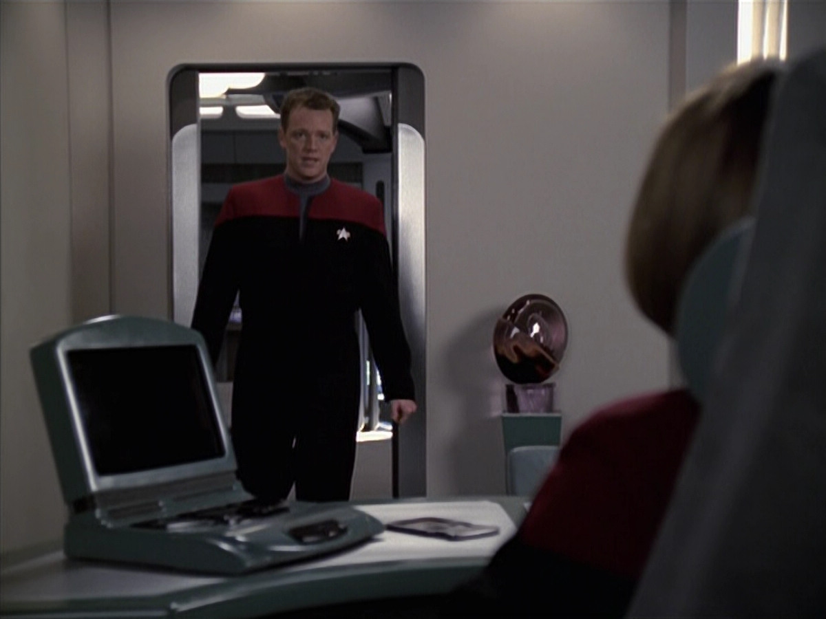 extant_StarTrek_VOY_6x11-FairHaven_03344.jpg