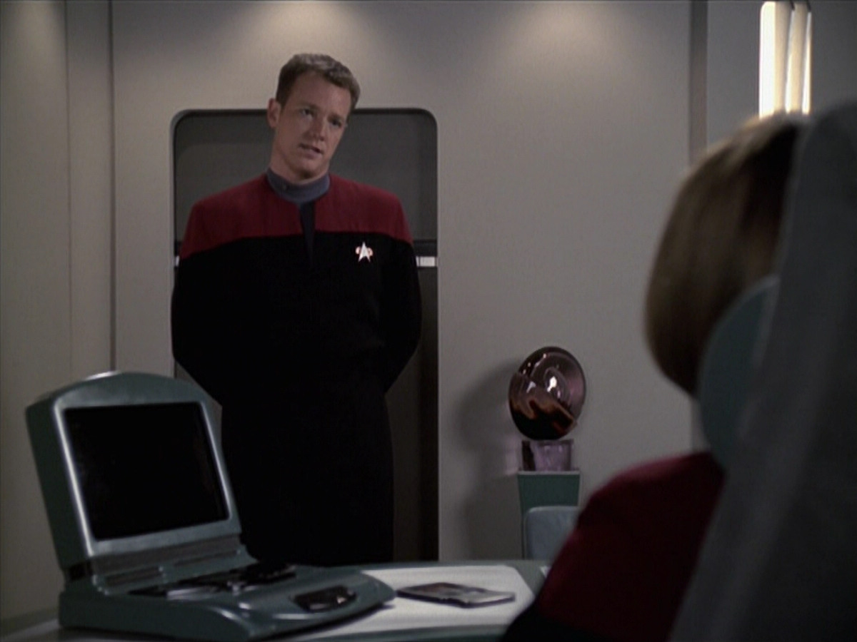 extant_StarTrek_VOY_6x11-FairHaven_03350.jpg