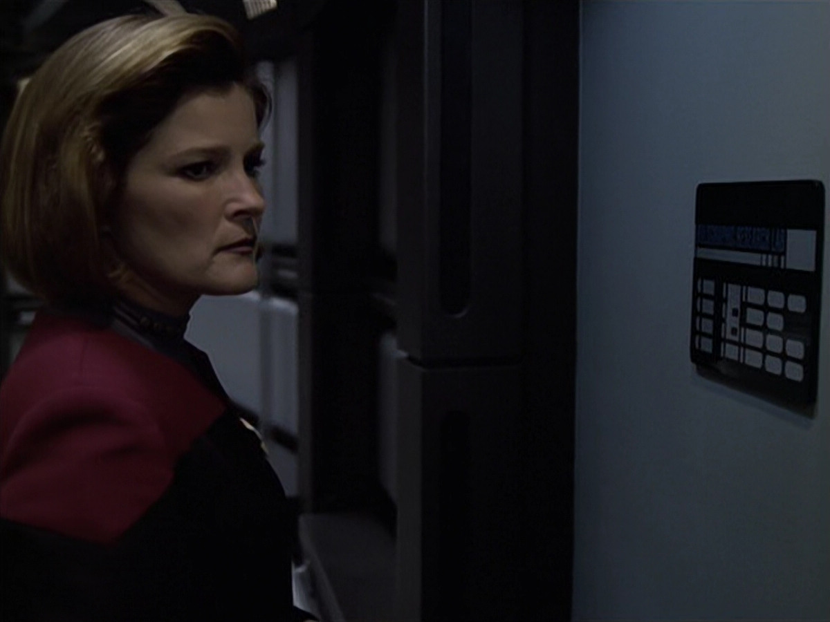 extant_StarTrek_VOY_6x11-FairHaven_03385.jpg