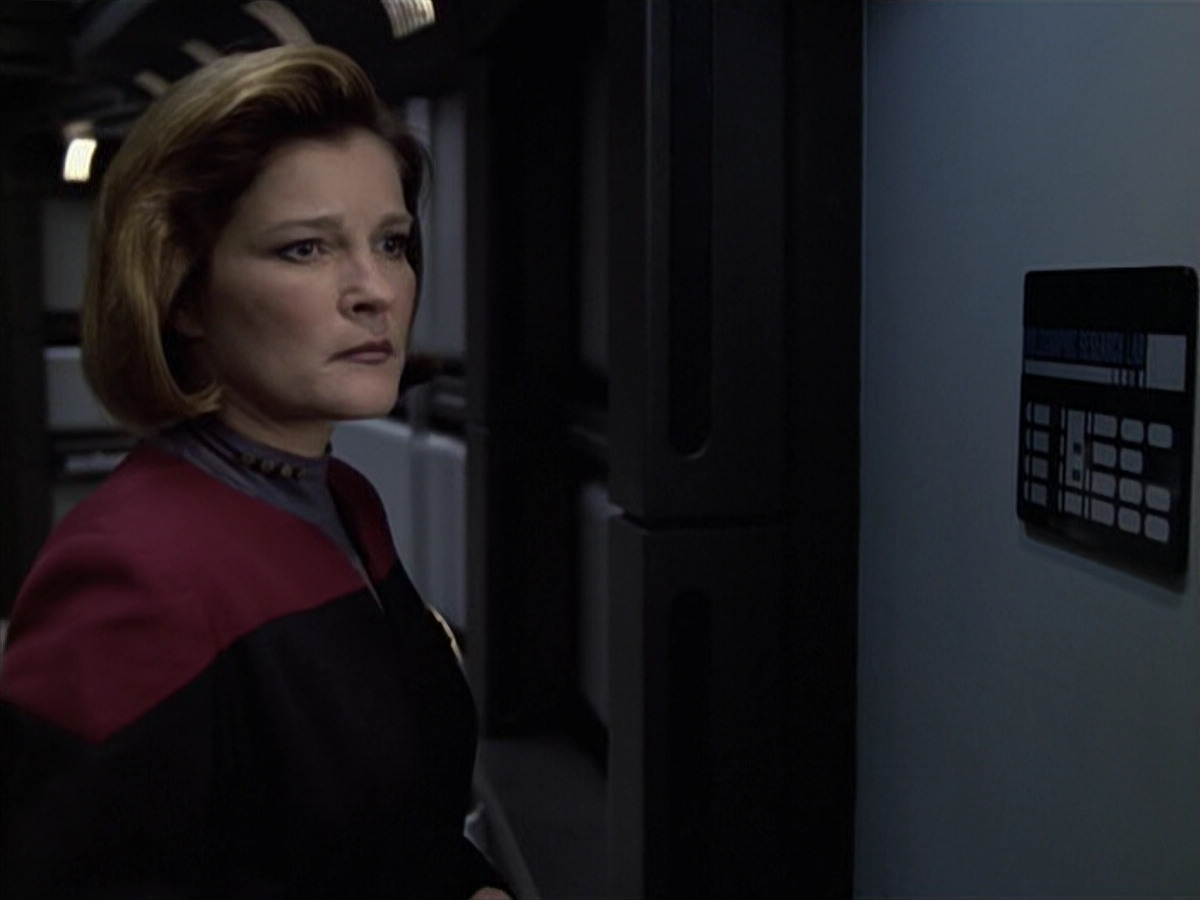 extant_StarTrek_VOY_6x11-FairHaven_03386.jpg