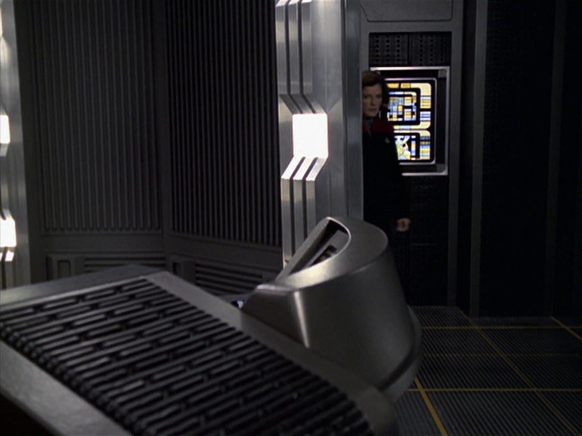 extant_StarTrek_VOY_6x11-FairHaven_03390.jpg