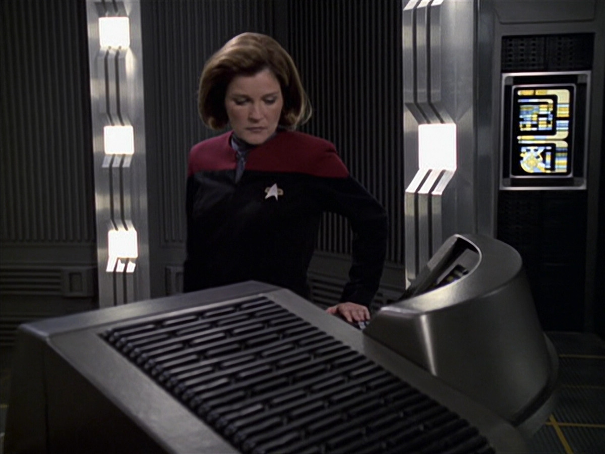 extant_StarTrek_VOY_6x11-FairHaven_03396.jpg
