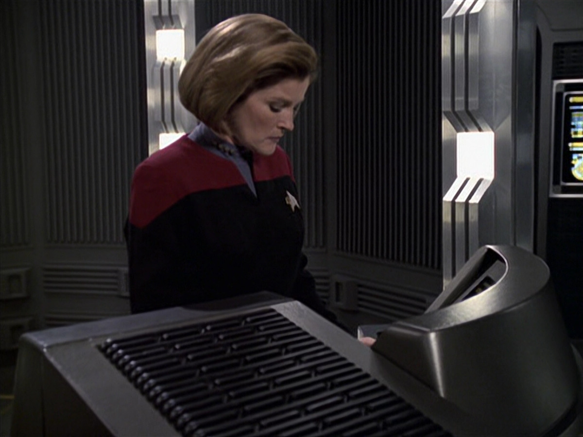 extant_StarTrek_VOY_6x11-FairHaven_03398.jpg