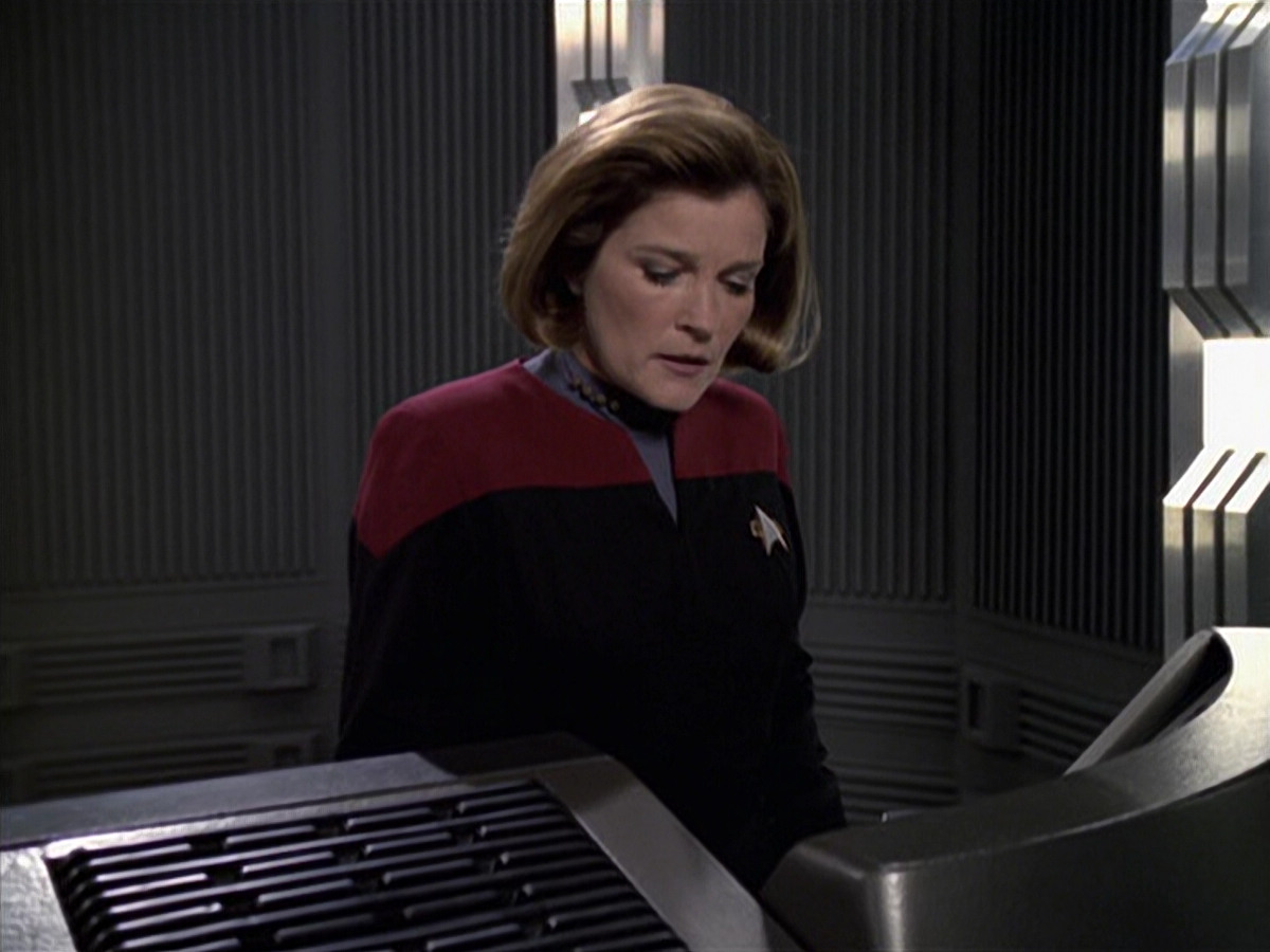 extant_StarTrek_VOY_6x11-FairHaven_03402.jpg