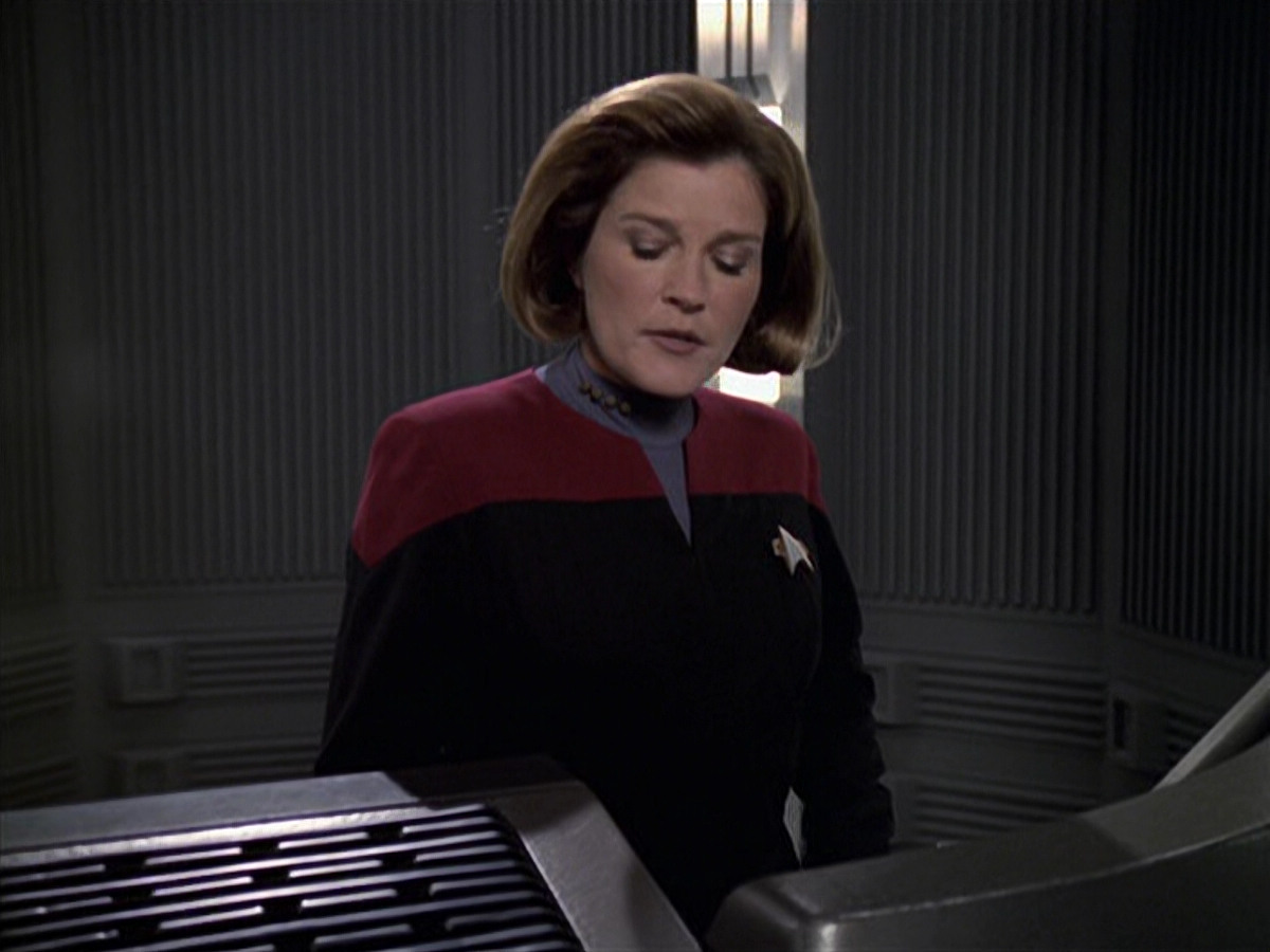 extant_StarTrek_VOY_6x11-FairHaven_03404.jpg