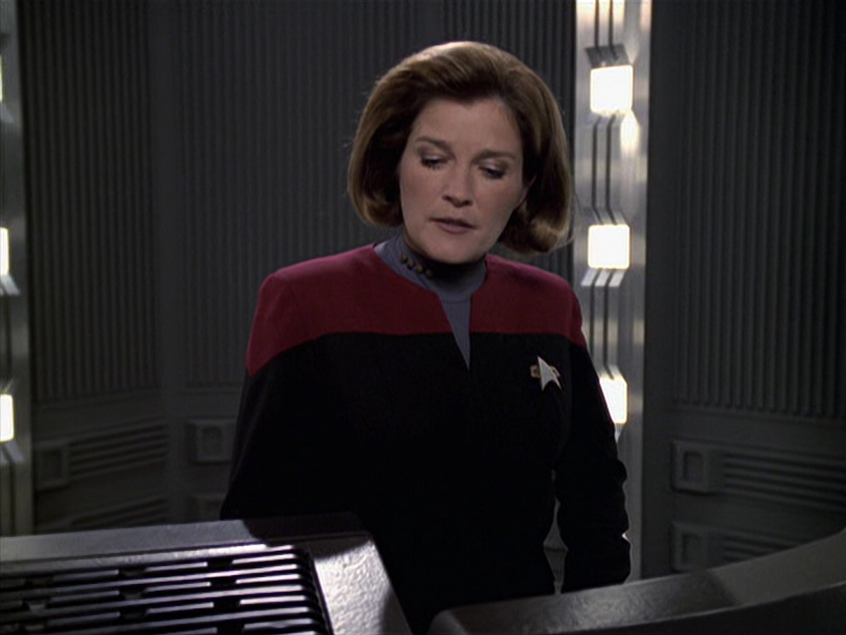 extant_StarTrek_VOY_6x11-FairHaven_03406.jpg
