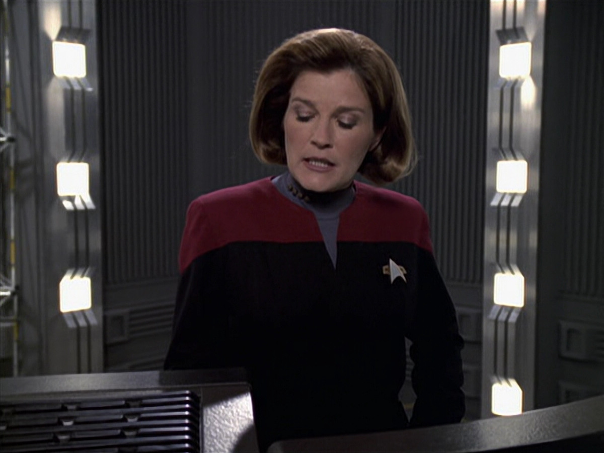extant_StarTrek_VOY_6x11-FairHaven_03408.jpg