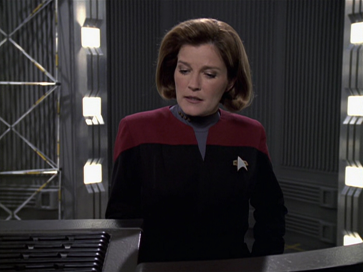 extant_StarTrek_VOY_6x11-FairHaven_03410.jpg