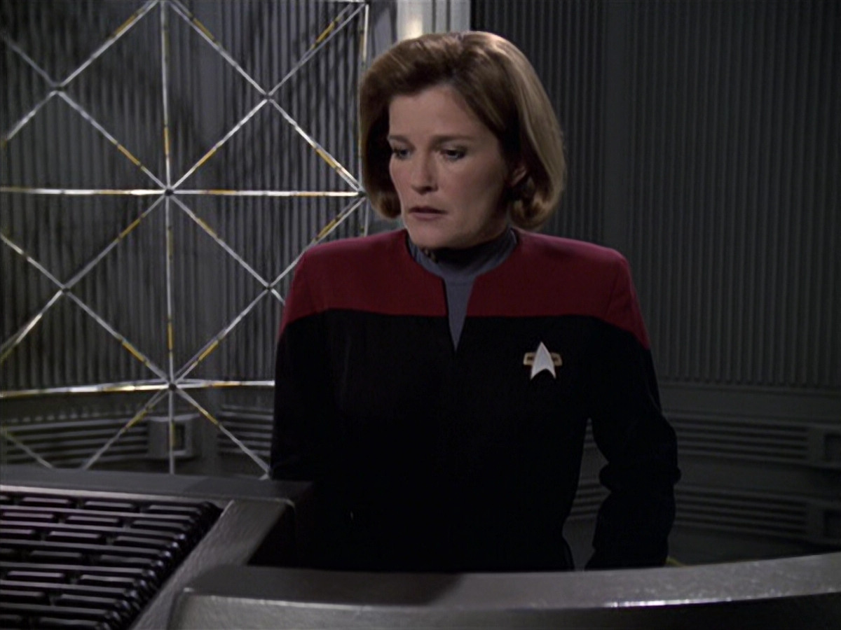 extant_StarTrek_VOY_6x11-FairHaven_03414.jpg