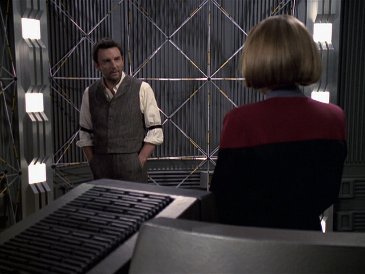 extant_StarTrek_VOY_6x11-FairHaven_03425.jpg