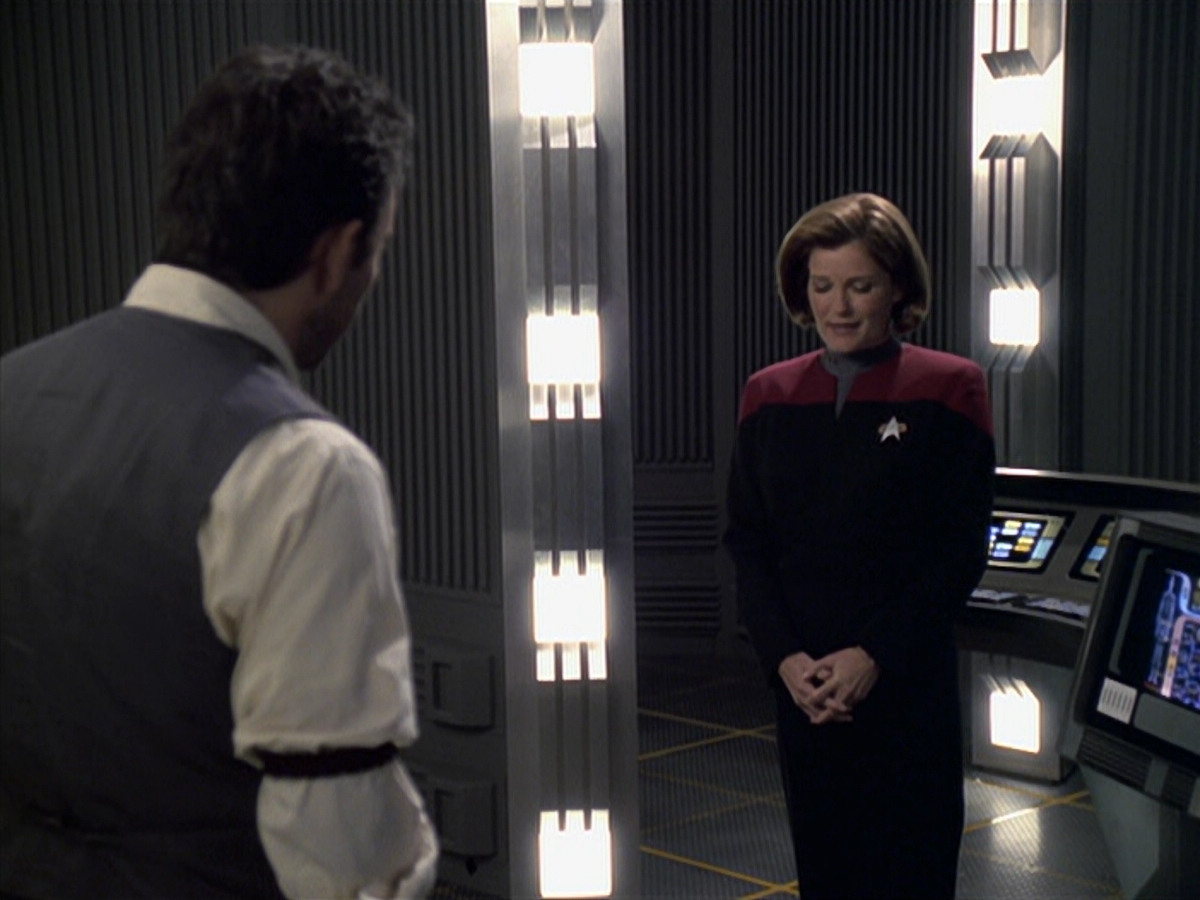 extant_StarTrek_VOY_6x11-FairHaven_03442.jpg