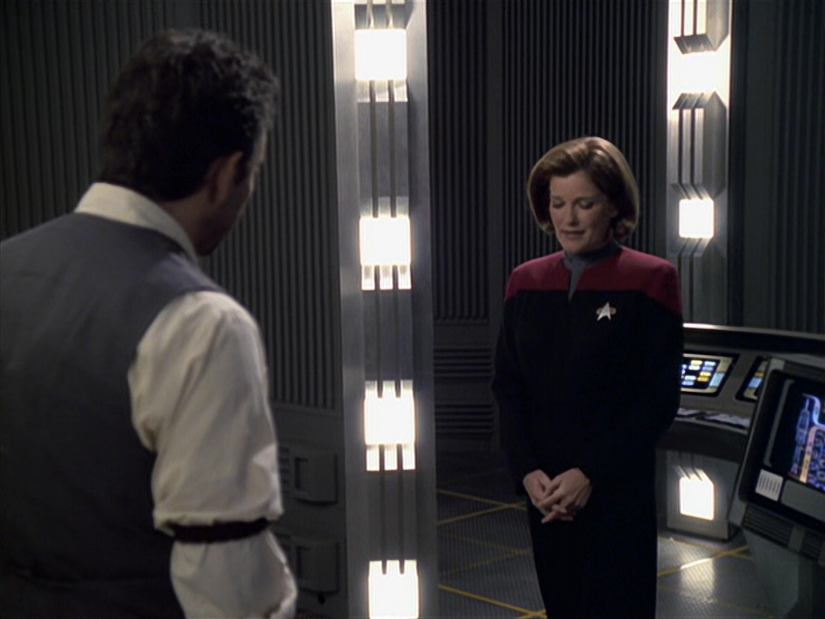 extant_StarTrek_VOY_6x11-FairHaven_03443.jpg