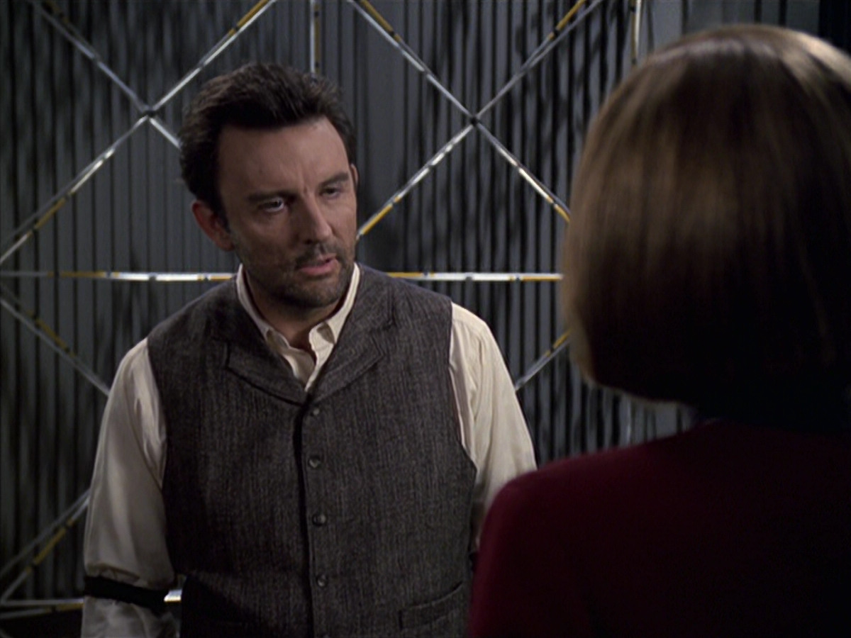 extant_StarTrek_VOY_6x11-FairHaven_03450.jpg