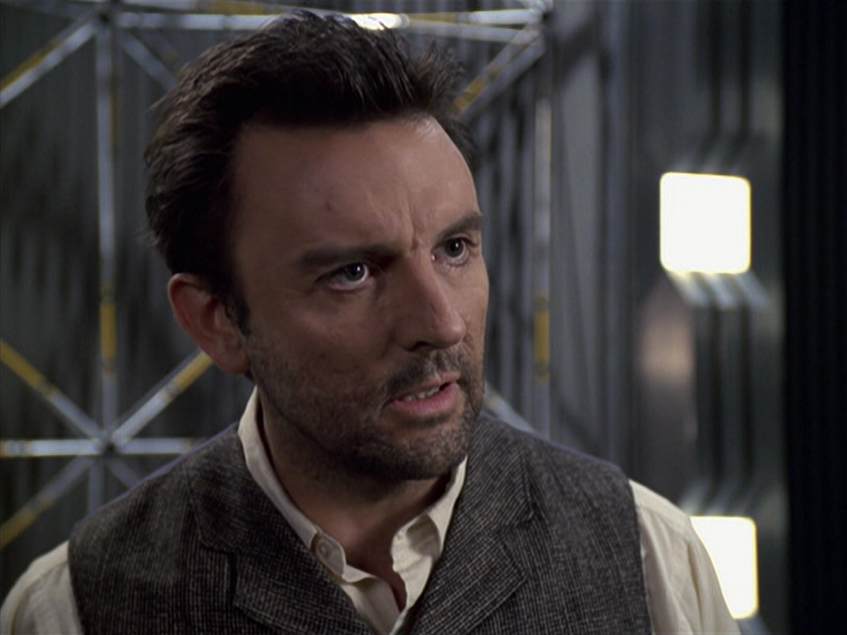 extant_StarTrek_VOY_6x11-FairHaven_03465.jpg