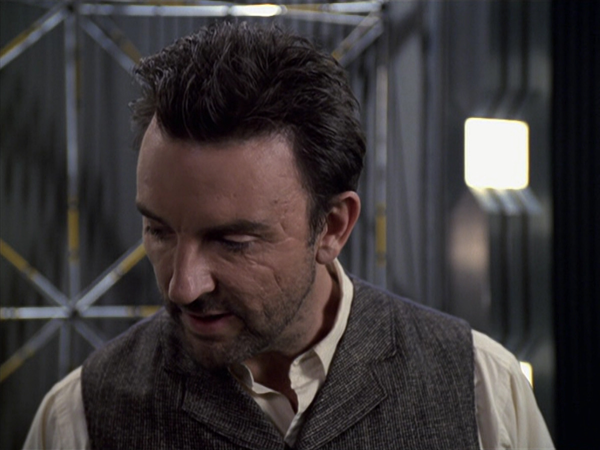 extant_StarTrek_VOY_6x11-FairHaven_03516.jpg